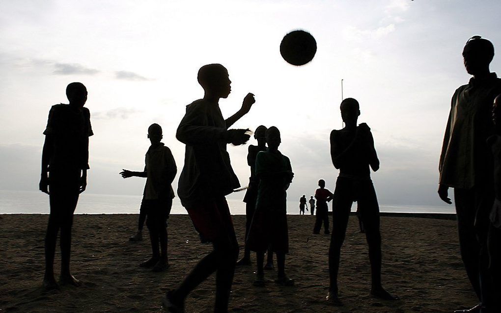 Jongeren bij de grens tussen Congo en Rwanda, februari 2008. Foto EPA