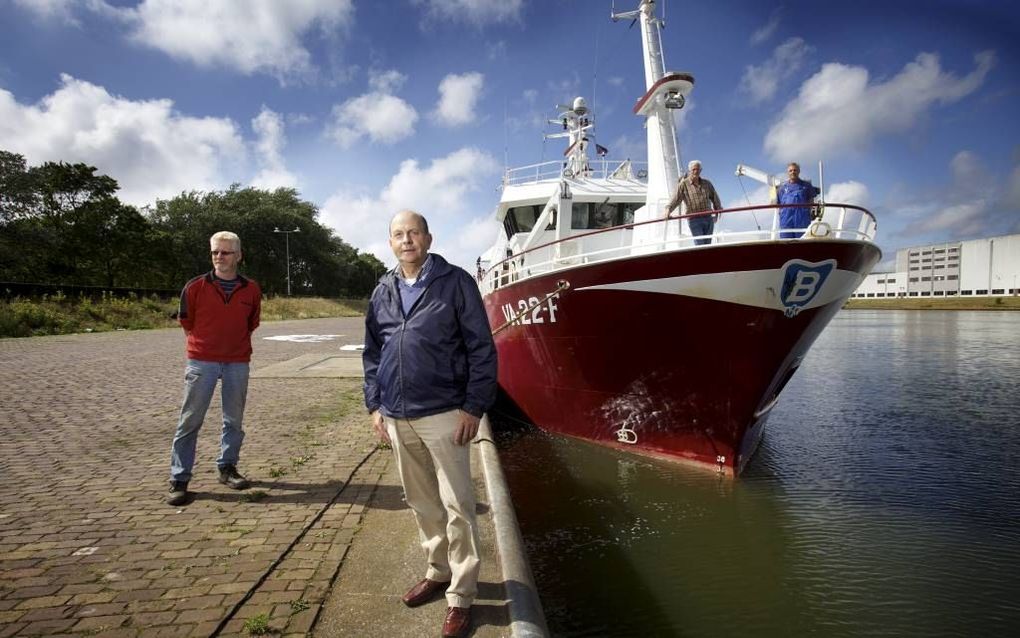 De gemeentelijke visafslag van Den Helder werd in 1990 overgenomen door een coöperatie van vissers. Hessel Bais (voorgrond) en Loed Zijlstra (links) zijn leden van het eerste uur. Foto Sjaak Verboom