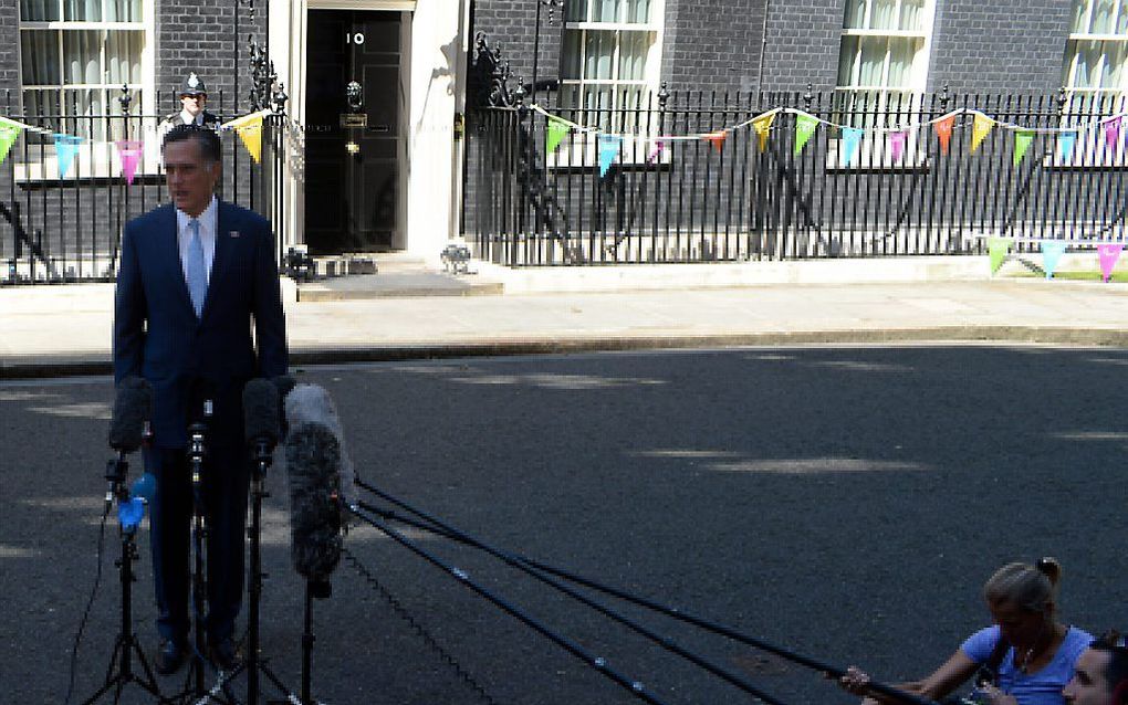 Romney staat donderdag op Downing Street de pers te woord, na zijn bezoek aan Cameron. Foto EPA