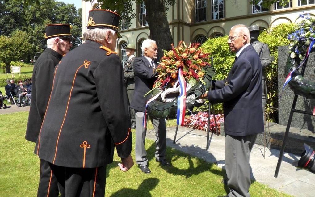 Op landgoed Bronbeek in Arnhem kwamen veteranen en familieleden donderdag bij elkaar om stil te staan bij het Nederlandse verleden in het huidige Indonesië. Oud-strijders legden een krans. Foto Misha Hofland