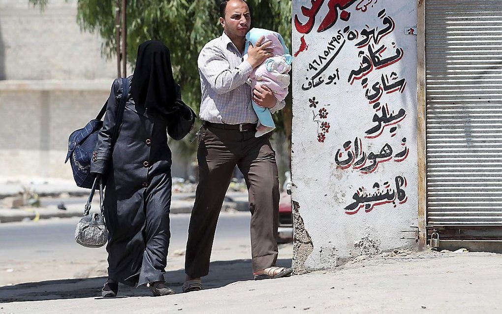 Een Syrische familie ontvlucht het geweld. Foto EPA