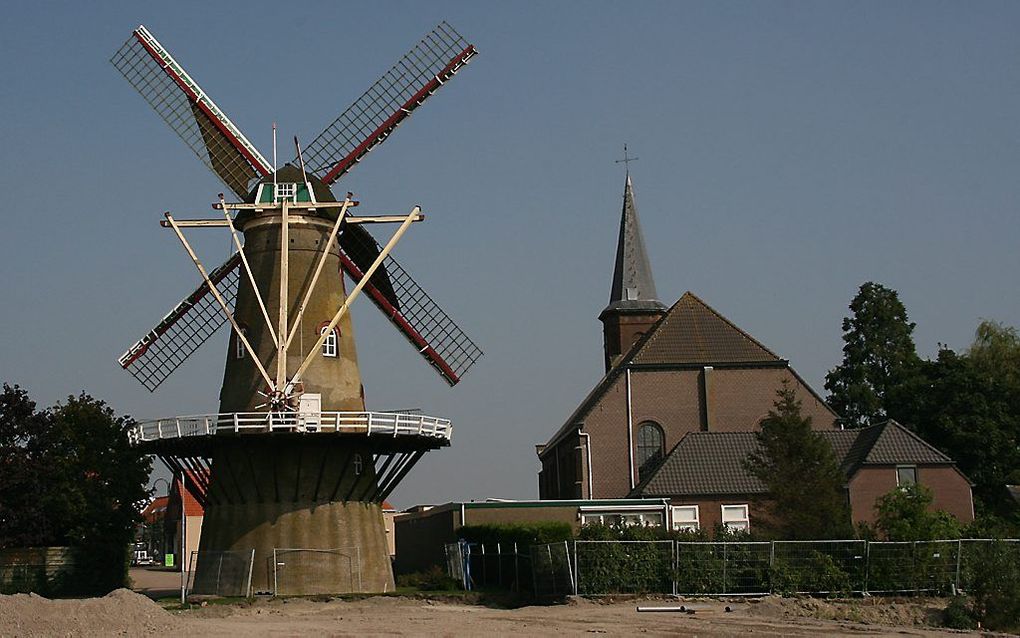 Het dorp Hoek in Zeeuws-Vlaanderen, behorend bij de gemeente Terneuzen. Op de achtergrond het kerkgebouw van de plaatselijke protestantse gemeente. Foto Quistnix, Wikimedia