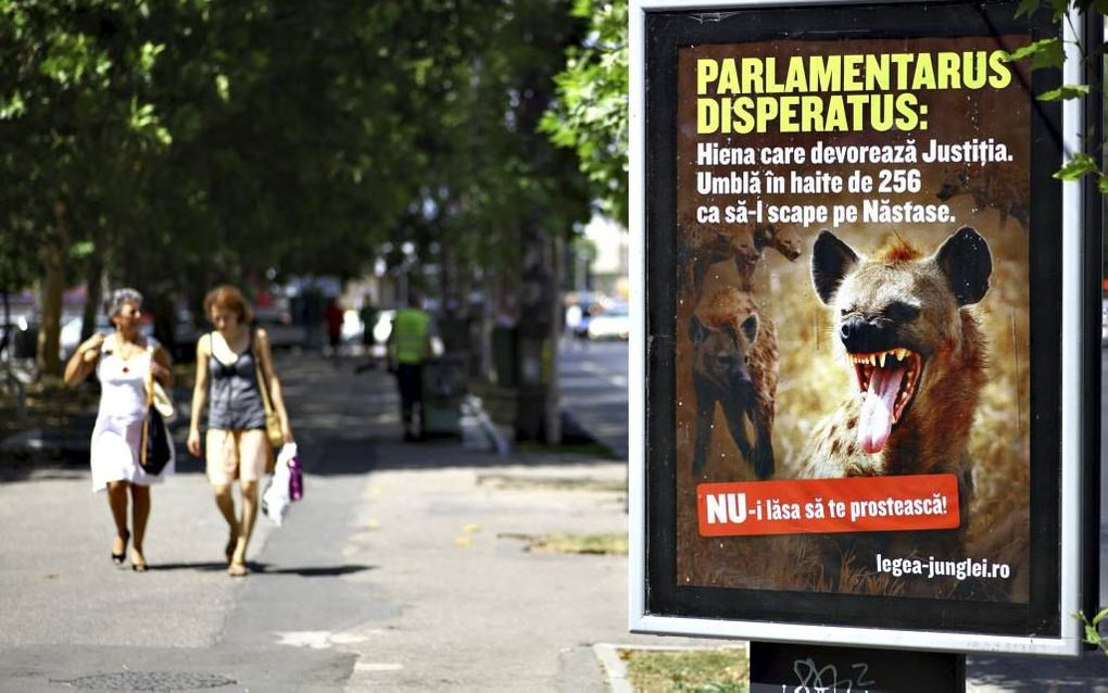 Poster van het anti-Basescukamp in Boekarest, met de oproep: ”Laat je niet gek maken". Foto EPA