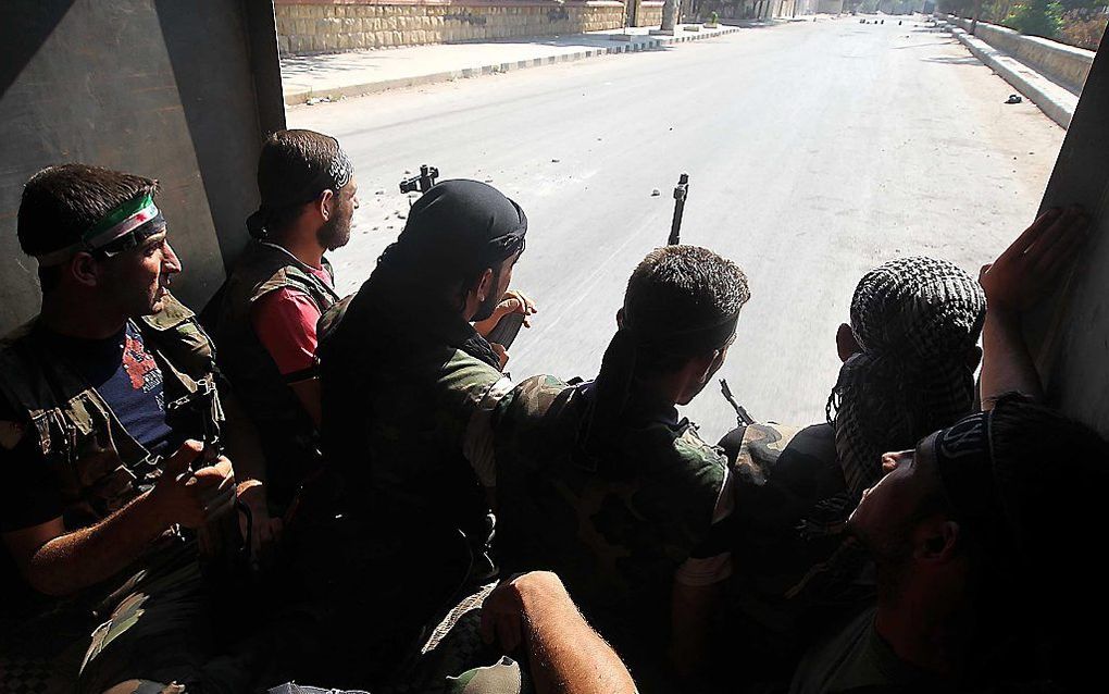 Syrische rebellen patrouilleren in Aleppo.  Foto EPA