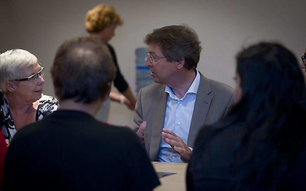 Burgemeester Wolfsen in gesprek met bewoners van Kanaleneiland.   Foto ANP