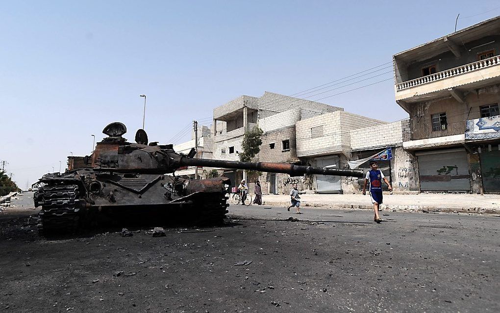 Een verwoeste Syrische tank in de omgeving van Aleppo. Foto EPA