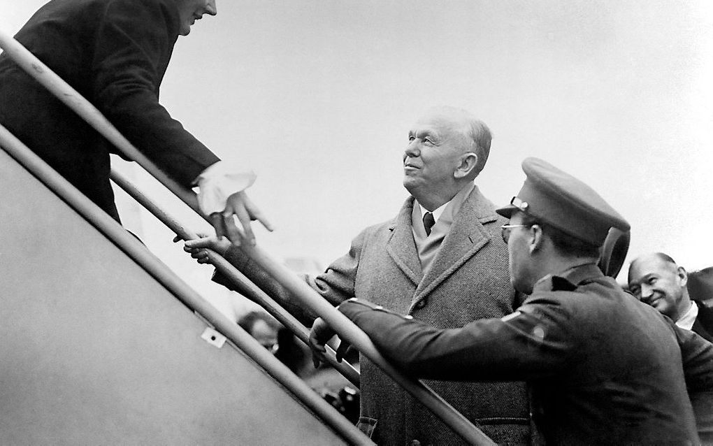 Koningin Juliana en prins Bernhard in 1947 in gesprek met de Amerikaanse minister George Marshall. Foto EPA