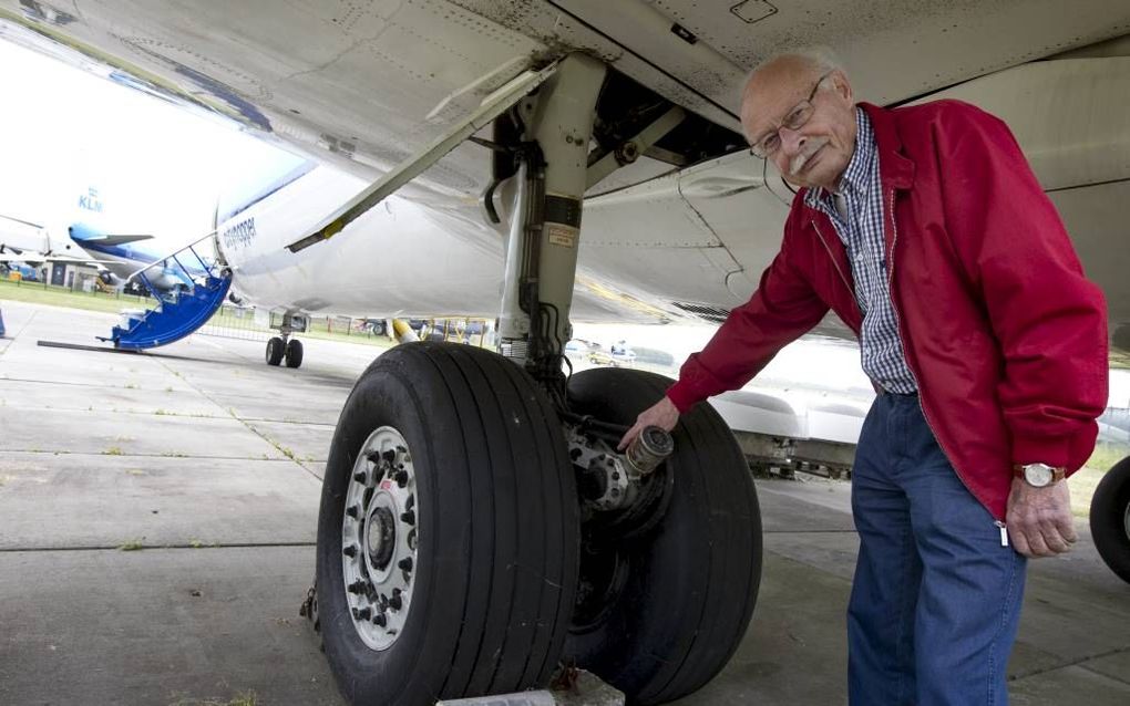 LELYSTAD – Jaap Hofstra, in 1987 gezagvoerder van een testvlucht met een Fokker 100 van KLM, wijst bij eenzelfde toestel op Aviodrome Lelystad Airport de plek aan waar het landingsgestel 25 jaar geleden afbrak. Foto RD, Anton Dommerholt