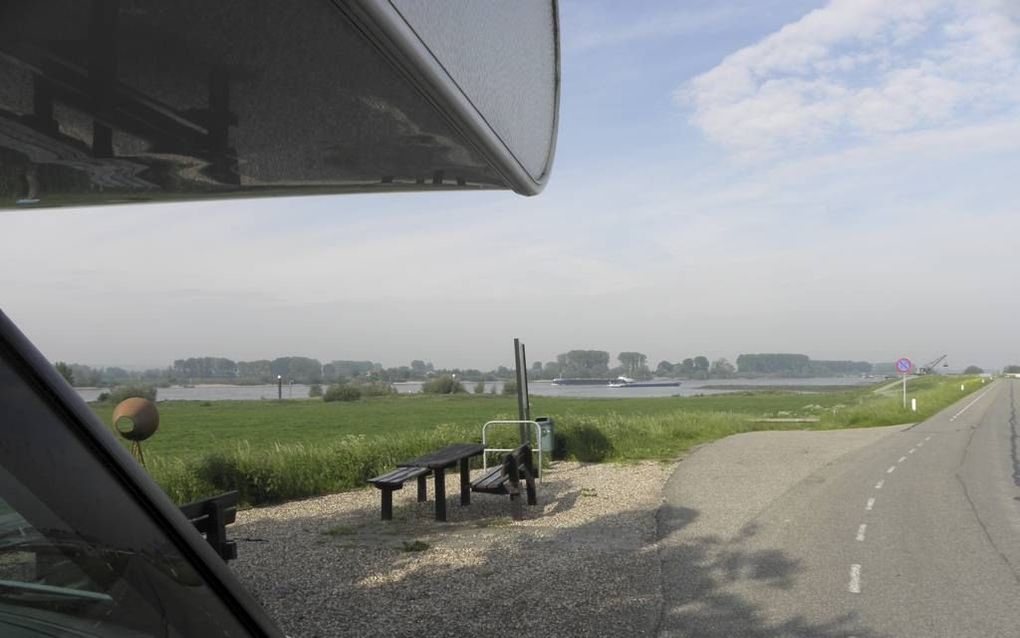 De start van de tweede campertocht bij Spijk, waar de Rijn Nederland binnenstroomt. Foto RD