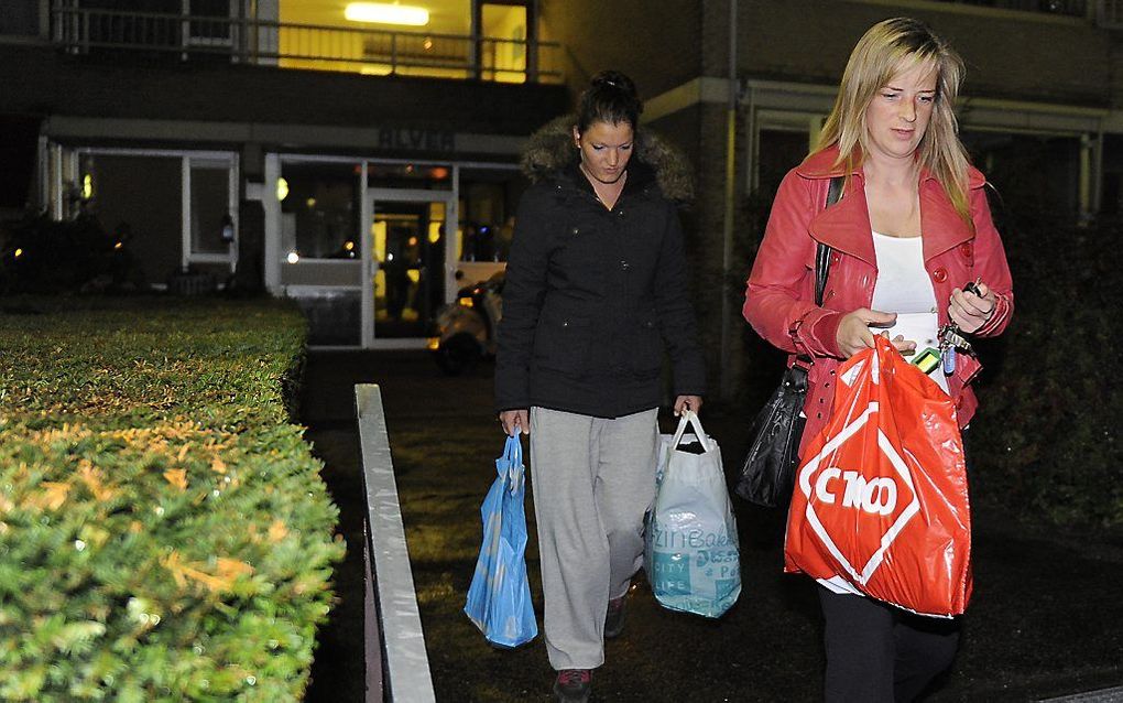 Bewoners verlaten het antikraakpand de Alver naast verzorgingstehuis Meeuwenhof in de Rotterdamse deelgemeente Hoogvliet na de vondst van asbest. De bewoners van het antikraakpand worden elders opgevangen. Foto ANP