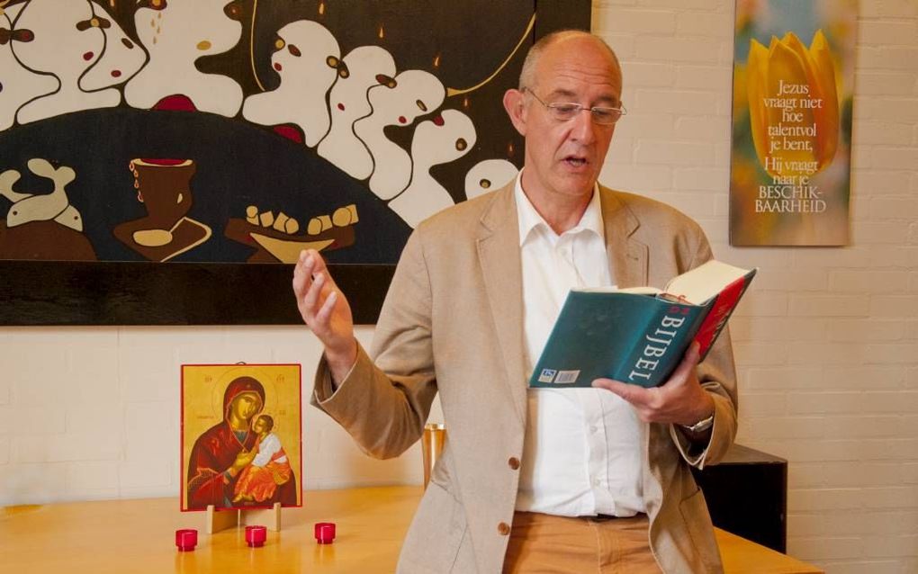 Drs. Jaap Jonk leidt wekelijks een dienst in de kapel van tbs-kliniek Oldenkotte in Rekken. „Dit is de enige ruimte met een klein puntdakje. Dat geeft aan dat het geen gewone vergaderruimte is.” Foto Alexander Dijk, FPC Oldenkotte