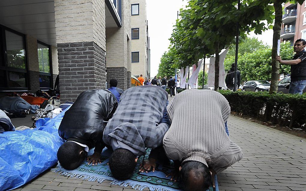 Uitgeprocedeerde Somaliërs bivakkeren bij het kantoor van de Immigratie- en Naturalisatiedienst (IND) in Den Bosch. De Somaliërs willen niet dat hun vrijheid wordt beperkt met een meldplicht. Ook willen ze een verblijfsvergunning. Bij het actiekamp sloten