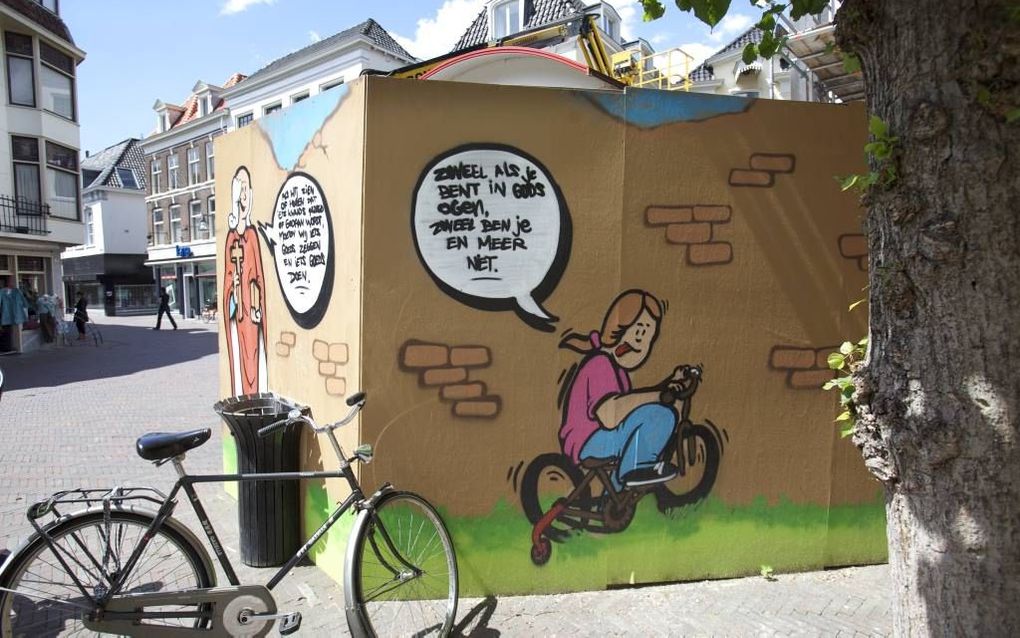 DEVENTER - Op de schutting rond de rooms-katholieke Broederenkerk is momenteel een reeks spreuken te lezen van onder anderen Lebuïnus, Geert Groote, Franciscus van Assisi en Salomo. Foto Sjaak Verboom