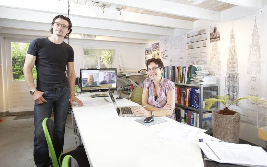 Reggy Hulsken (l.), architect, en Kris van der Werve (r.), kunstenaar, zijn zzp’er en daarnaast lid van coöperatie IDNA Ruimtelijk Ontwerp. De coöperatie vergadert veel via Skype. Op het scherm twee andere leden. Foto Sjaak Verboom