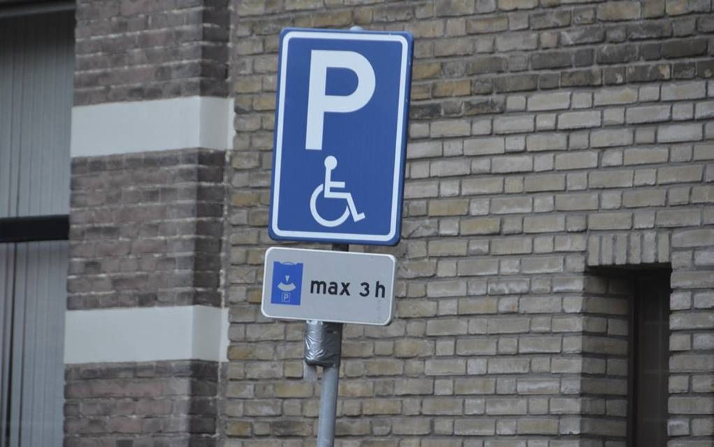 De omgeving van het Hofplein in Middelburg is donderdagavond afgezet na de ontdekking van een blikje aan de paal van een verkeersbord. Foto Roland de Jong