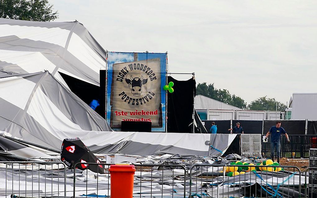 De ravage, een dag na het instorten van een feesttent op het terrein van festival Dicky Woodstock. Foto ANP