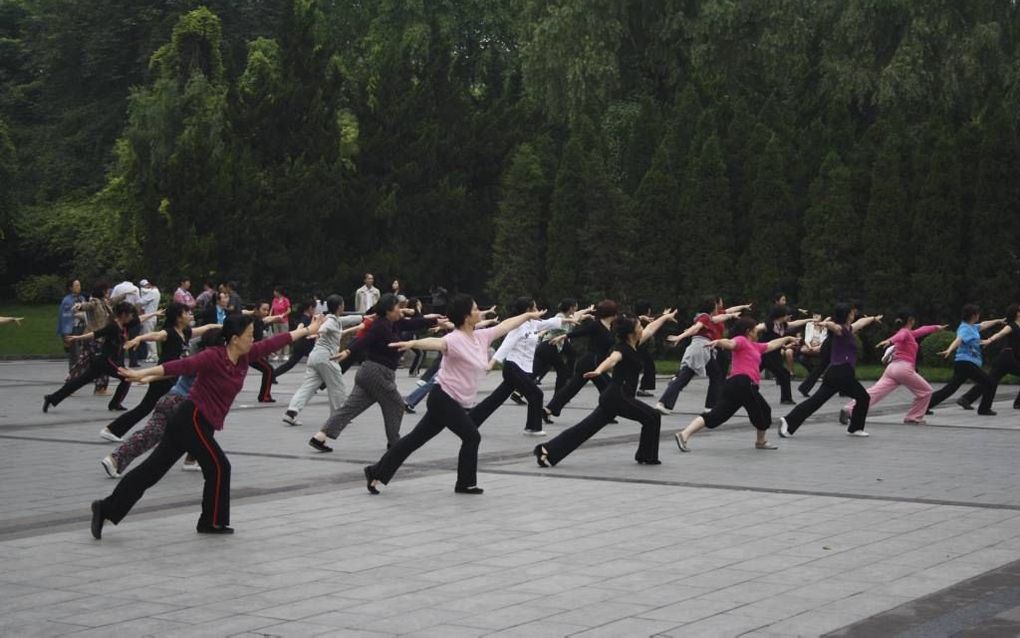 CHENGDU – Inwoners van Chengdu oefenen ’s avonds hun dansjes in het Volkspark, in het centrum van de Chinese stad. Foto RD