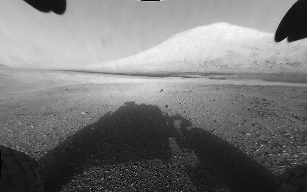 Een van de eerste foto's die de Curiosity naar de aarde stuurde. Te zien zijn de wielen en de schaduw van de Marsverkenner. Foto EPA