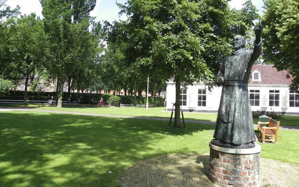 De ”schiere” monnik, met een blik op de oude kerk, wijst met zijn vinger naar de hemel. Foto RD