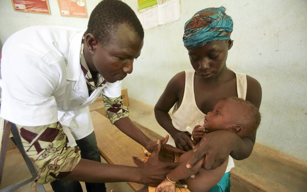 Zorg voor hongerende kinderen in Burkina Faso. Foto Jaco Klamer.