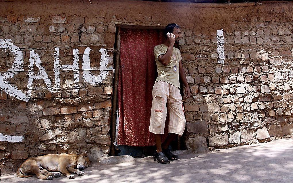 Een Indiër met mobiele telefoon. Foto EPA