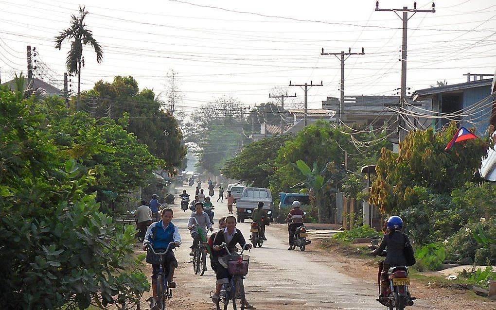 Een straat in de provinciehoofdstad Savannakhet. Enkele tientallen kilometers verwijderd van de stad mogen christen niet meer samenkomen en moeten ze hun geloof herroepen. Foto Chaoborus, Wikimedia