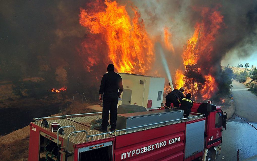 Brandweermannen in actie op het schiereiland Peloponnesos. Foto EPA