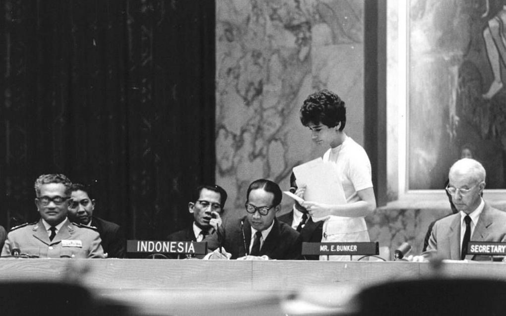 De Indonesische minister Soebandrio in 1962 tijdens de ondertekening van het akkoord waarin Nederland Nieuw-Guinea noodgedwongen afstond. Rechts Ellsworth Bunker, de diplomaat die de onderhandelingen leidde. foto ANP