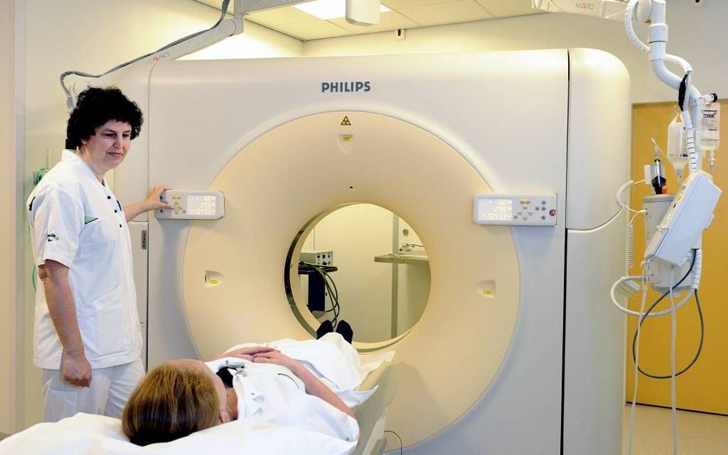 APELDOORN  – In de zorg wordt veel geld verspild. Zo wordt na een CT-scan bij mensen met acute buikklachten vaak nog een buikoverzichtfoto gemaakt. Overbodig, aldus de artsen Robert en Marcel Levi. Foto ANP