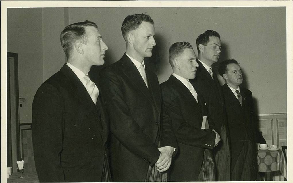 De lustrumcommissie bij het vijfjarig bestaan van de CSFR in 1956. Van links naar rechts: A. M. Hilkemeijer, L. van der Waal, G. Verweij, H. Paul en G. van de Gruiter. foto G. Verweij