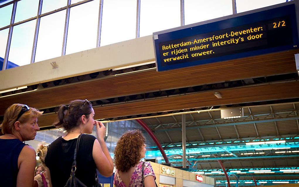 Reizigers op station Utrecht Centraal. De NS heeft vanwege de kans op onweer de dienstregeling aangepast. Foto ANP