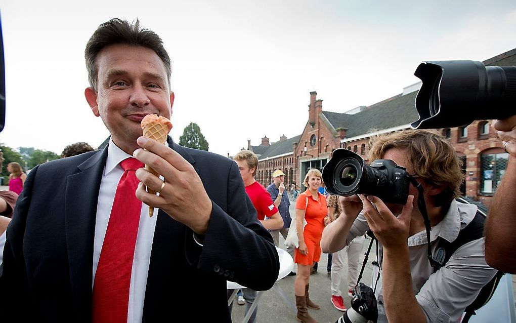 SP-lijsttrekker Roemer eet een tomatenijsje in het Westerpark in Amsterdam. Foto ANP