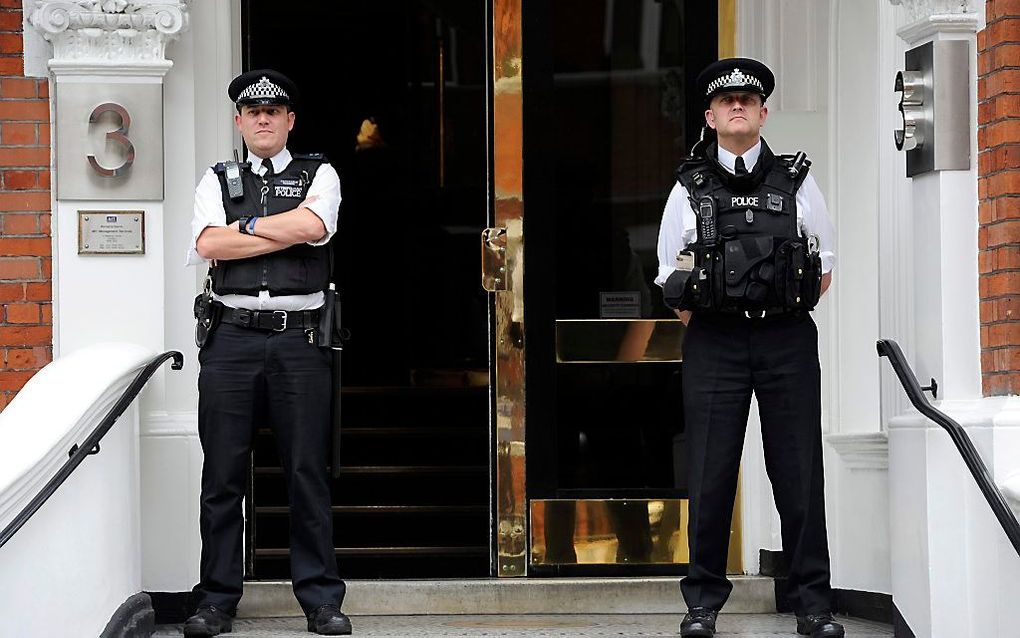 Britse politie bij de ambassade van Ecuador in Londen. Foto EPA