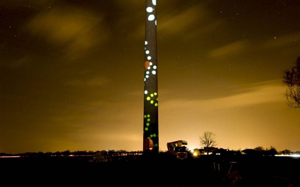 De windmolen bij Rouveen die door Annette Wessels is versierd met Staphorster stipwerk. Volgens de beeldend kunstenaar zouden meer windmolens culturele bakens moeten worden. Foto Ben Vulkers