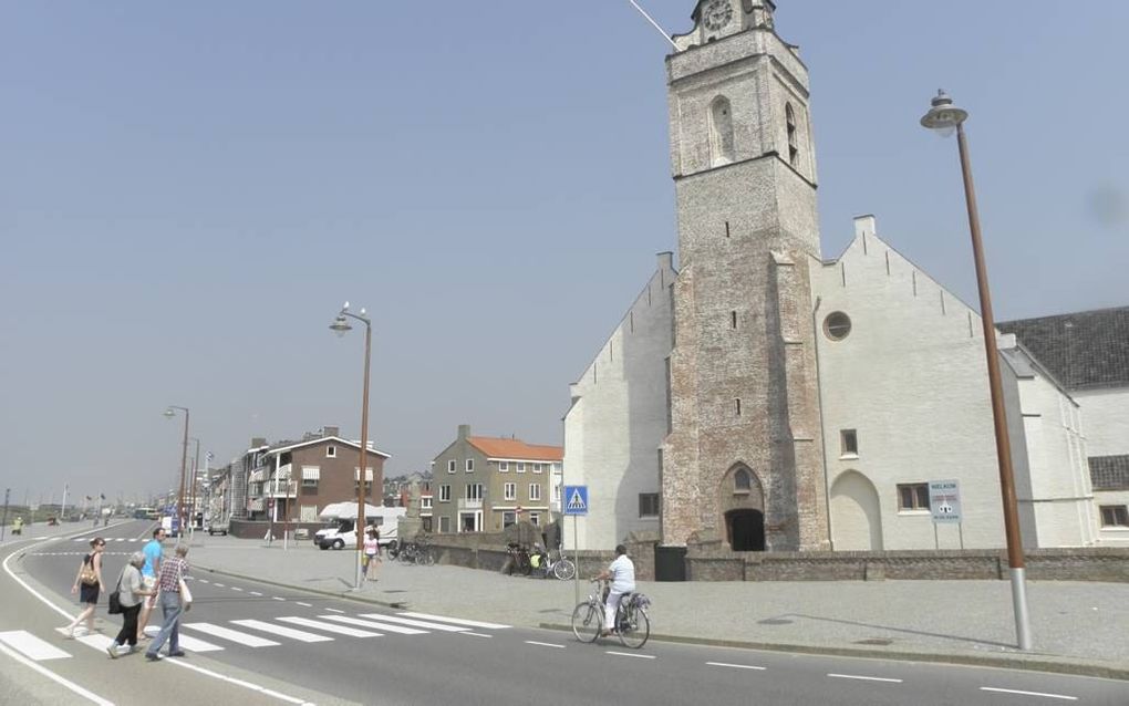 Het kerkje van Katwijk is in het kader van een renovatie niet meer helemaal wit. Foto RD