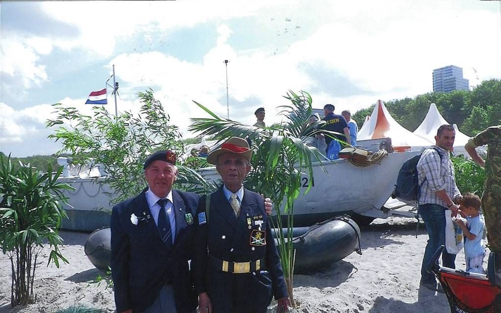 Oost-Souburger A. Jacobse tijdens de Nationale Veteranendag dit jaar met een veteraan uit het Papoea Vrijwilligers Korps. beeld RD