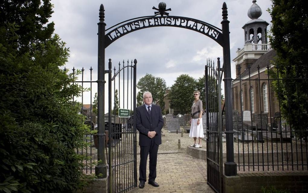 Uitvaartleider Evert Weerstand (l.) van begrafenisvereniging DraagtElkanders Lasten (D.E.L.) en Corrie Kramer, lid van de vereniging. Het vertrouwen van Urkers in de vereniging is groot. „Een Urker gaat niet buiten D.E.L. om”, zegt Weerstand. Foto Sjaak V