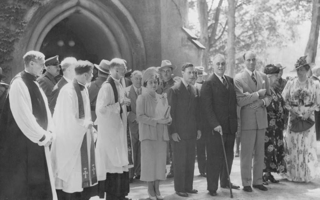 Franklin D. Roosevelt (met wandelstok) met koning George en koningin Elizabeth, Eleanor Roosevelt en Sara Delano Roosevelt voor de St. Jameskerk in Hyde Park, New York (1939). Foto FDR Presidential Library