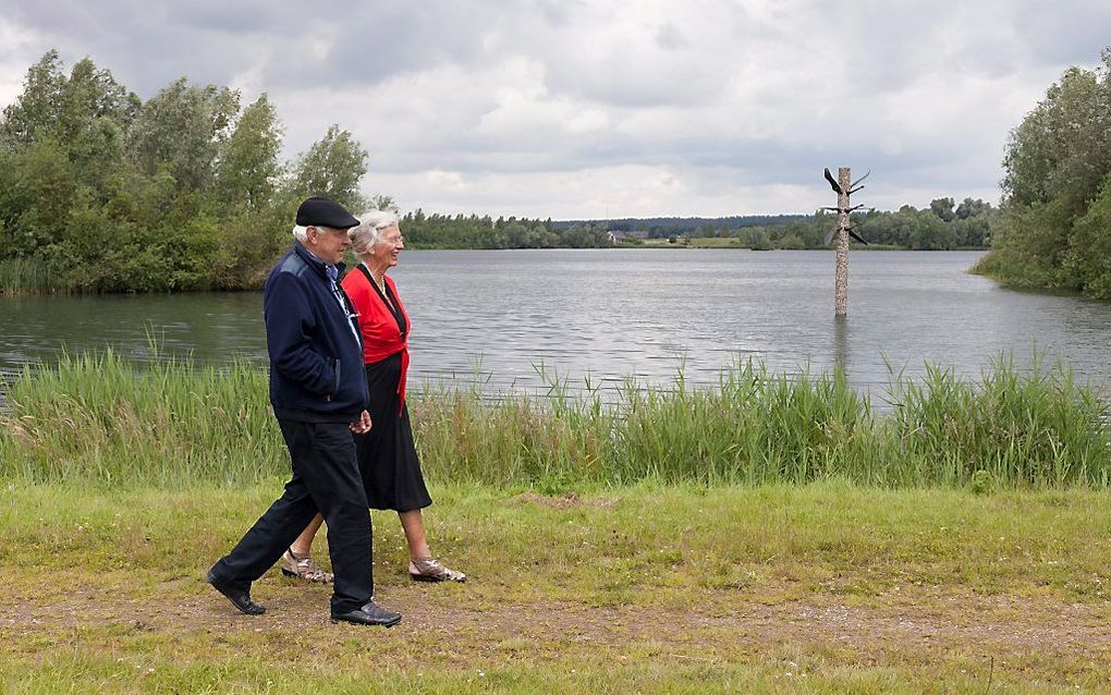 Het echtpaar Roozemond uit Lienden wandelt langs de Drosse plas in de Marspolder. Foto RD, André Dorst