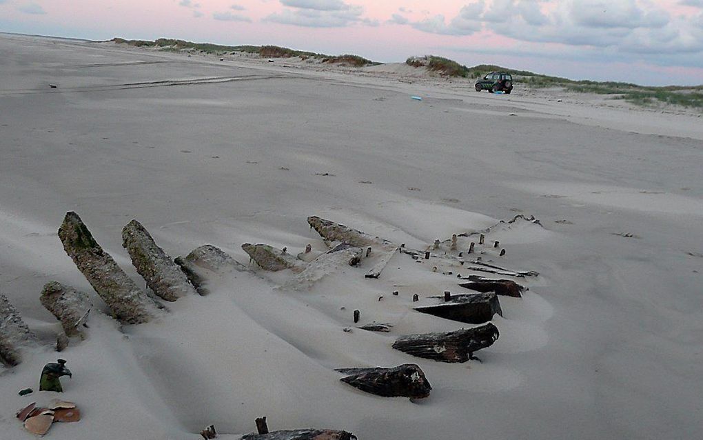 De resten van een vrachtschip uit de 18e eeuw op Terschelling. Foto ANP