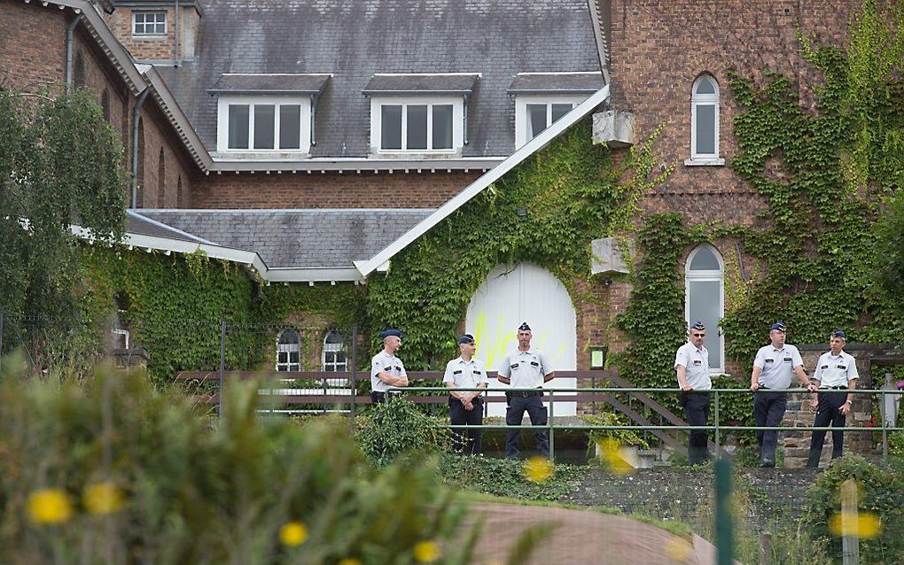 Politie bij het klooster waar de ex-vrouw van kinderverkrachter en -moordenaar Marc Dutroux zal worden opgevangen als zij vrijkomt. Foto EPA