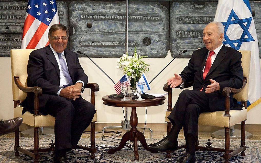 De Amerikaanse minister van Defensie Panetta (L) en de Israëlische president Peres. Foto EPA