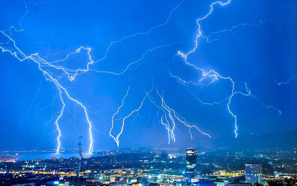 Onweer boven Zurich (Zwitserland) moet voor verkoeling zorgen. Foto EPA