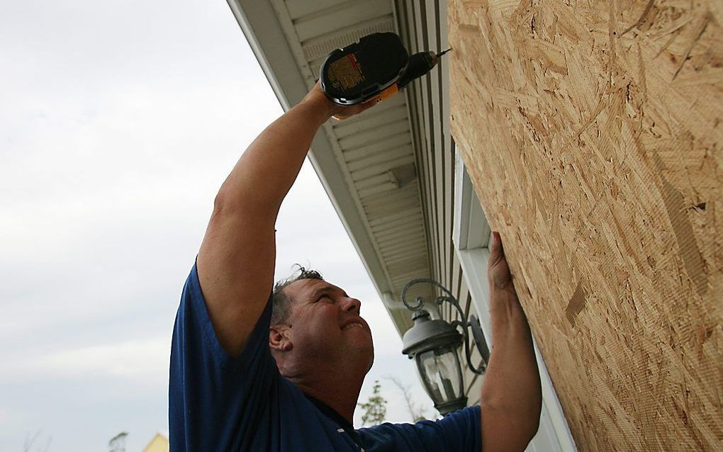 Brian Schmitt uit Waveland, Mississippi, bereidt zich voor op de orkaan. Foto EPA