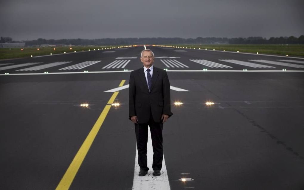 Algemeen directeur Roland Wondolleck op de veel bediscussieerde start- en landingsbaan van Rotterdam The Hague Airport. „Ik was destijds al heel blij dat de luchthaven niet gesloten werd.” Foto Sjaak Verboom