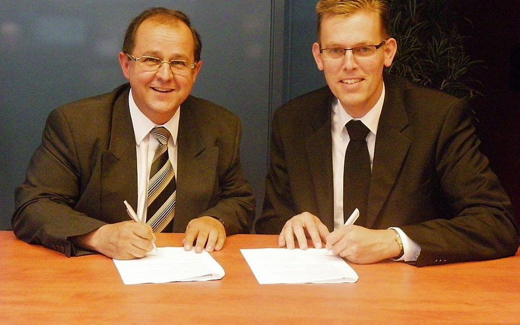 IKEG-directeur ds. J. M. Storm en ds. R.W. Mulder, scriba van de HHK, hebben vrijdag een samenwerkingsovereenkomst ondertekend. Foto HHK