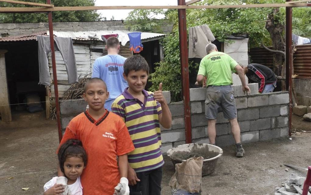 Rijssense bouwploeg aan het werk in krottenwijk in San Rafael, Nicaragua. Foto Dick Derksen