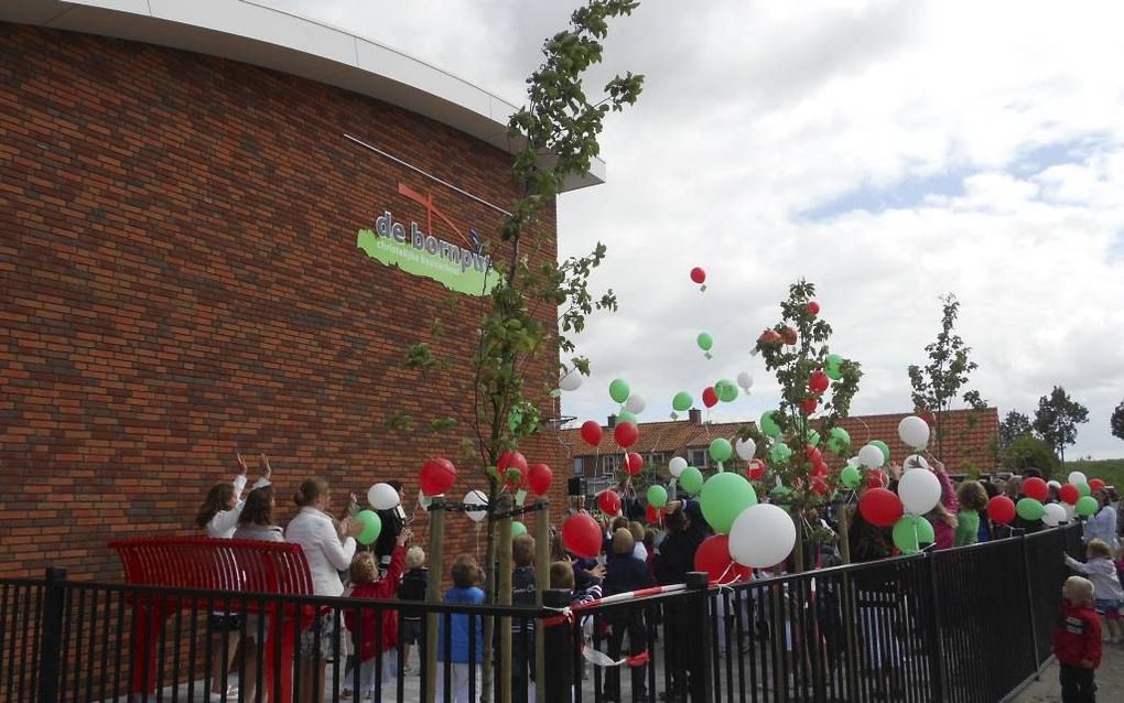 Leerlingen van basisschool De Bornput in Oostdijk lieten gisteren ballonnen ter gelegenheid van de opening van het gebouw. Foto Linda Otte.