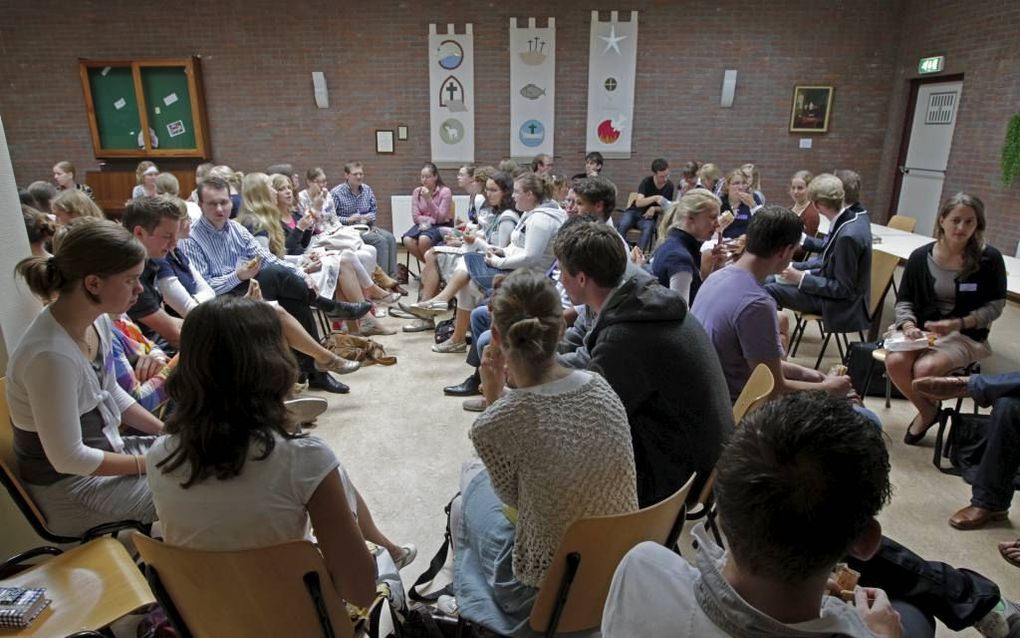 Zo'n veertig nieuwe studenten kwamen een kijkje nemen op de introductiedag van de studentenvereniging Depositum Custodi. Na een introductieprogramma en lunch (foto) gingen de studenten roeien op de Kromme Rijn. Foto RD, Anton Dommerholt