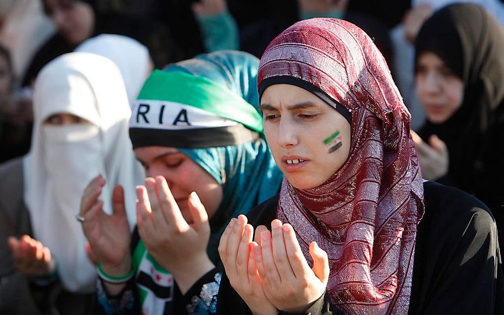 Syrische vrouwen voor de Syrische ambassade in Jordanië.  Foto EPA